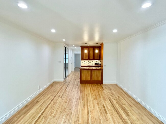 Building Photo - Prime Nob Hill Remodeled Condo, Private Ba...