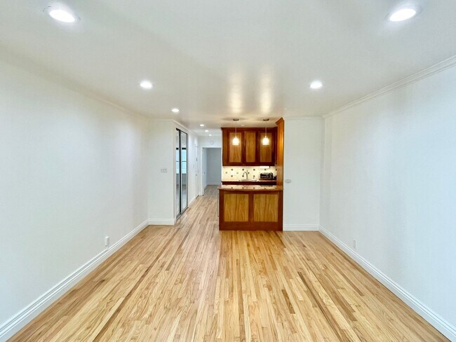 Building Photo - Prime Nob Hill Remodeled Condo, Private Balcony, Parking, Pet ok – PROGRESSIVE