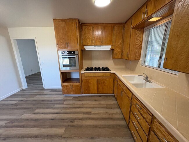 Building Photo - Updated Interior home in Dinuba near Shopp...