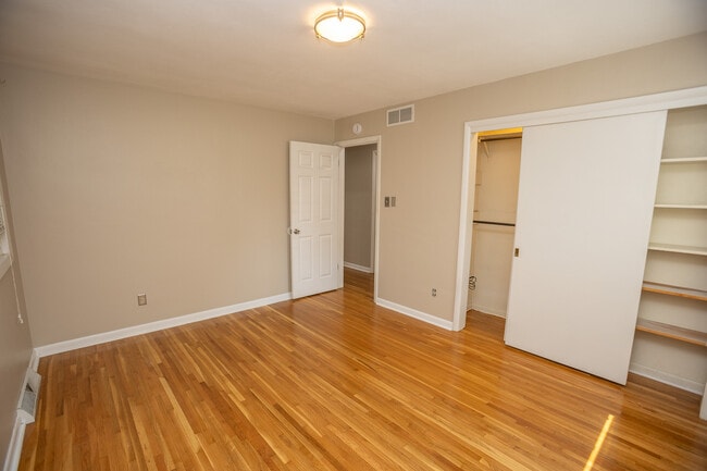 Building Photo - 1122 Major Dr