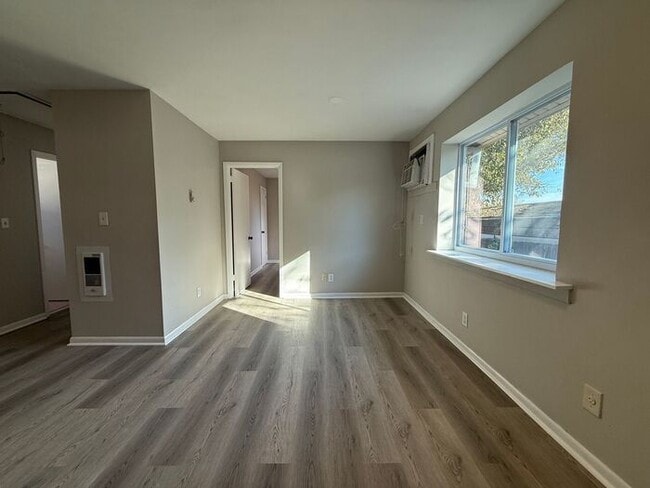 Building Photo - Renovated Duplex in Woodbine - Washer and ...