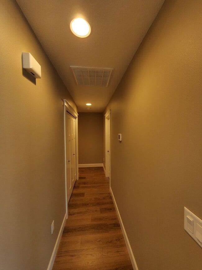 Building Photo - Pet Friendly Single Level 4 bedroom 2 Bathroom in Lebanon.