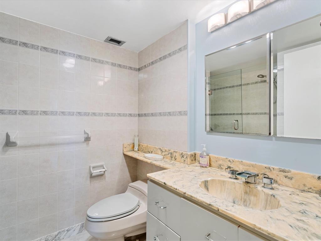 Building Photo - 1150 Hillsboro Mile