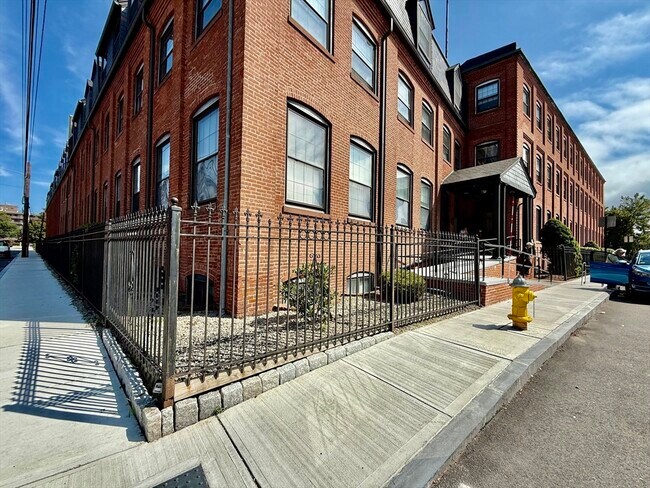 Building Photo - 10 Weston Ave