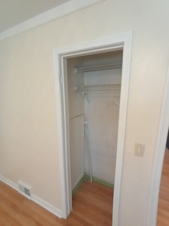 Building Photo - Beautiful, sprawling, brick ranch - $1700/mo