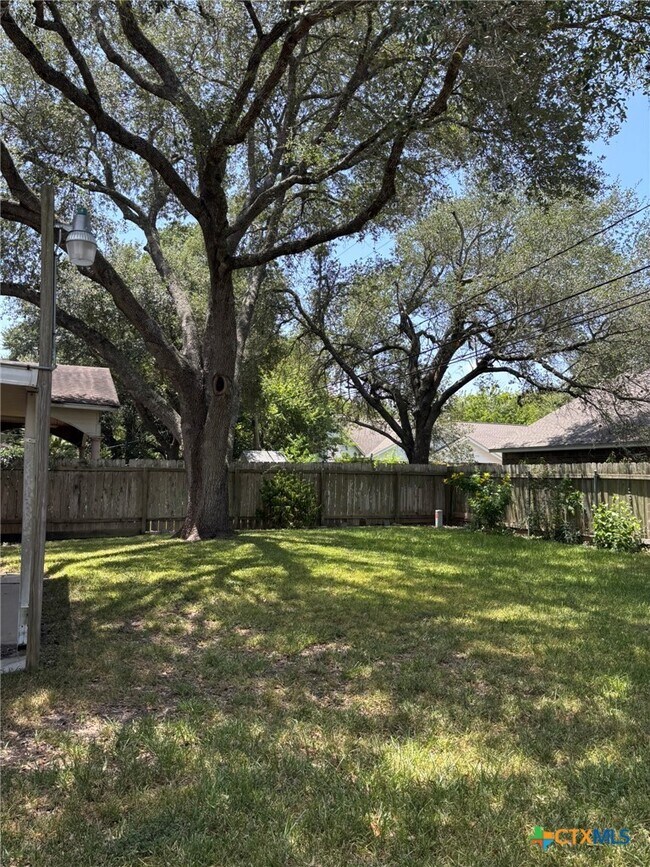 Building Photo - 417 Ivanhoe Dr