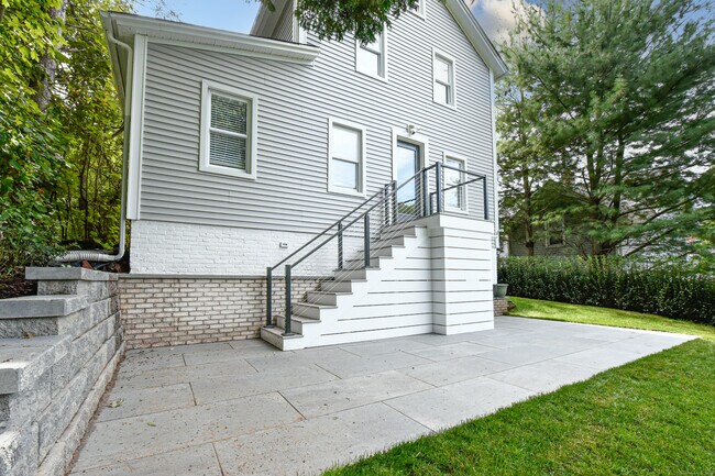 Building Photo - 132 Pequot Ave