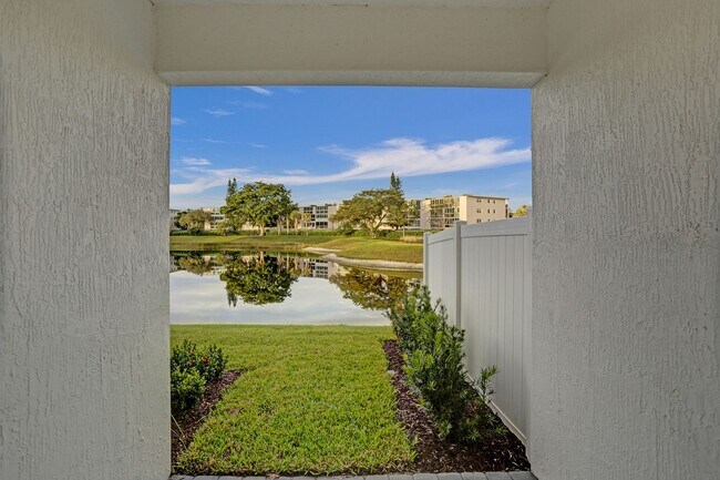 Building Photo - 585 Sanderling Cir