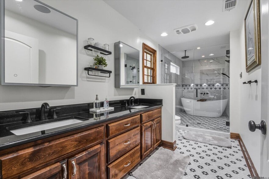 Building Photo - 6414 Highland Rd