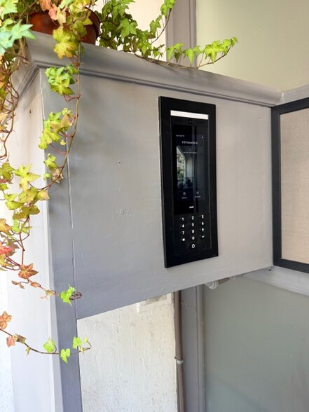 Building Photo - 1119 Poinsettia Dr