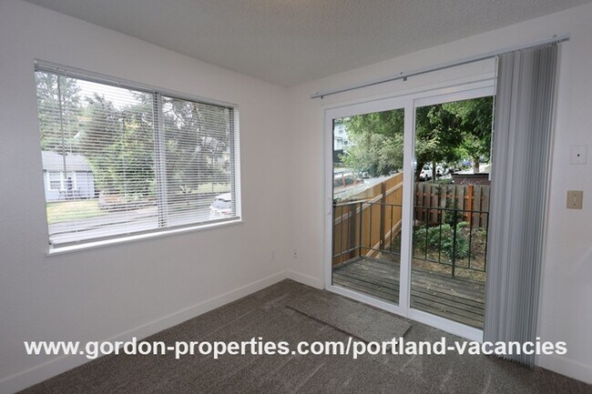 Building Photo - SE 15th Ave - remodeled 3 bedroom duplex w...