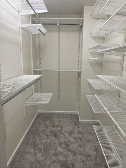 Building Photo - 2633 Pender Dr