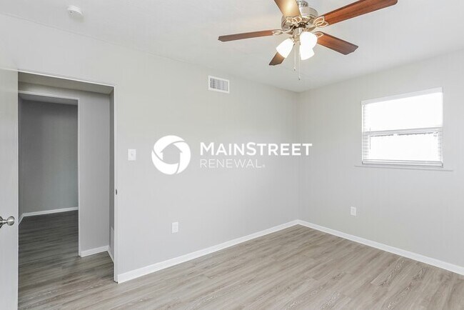Building Photo - 3 Bedroom Pet-Friendly Home in Sarasota, FL with Main Street Renewal