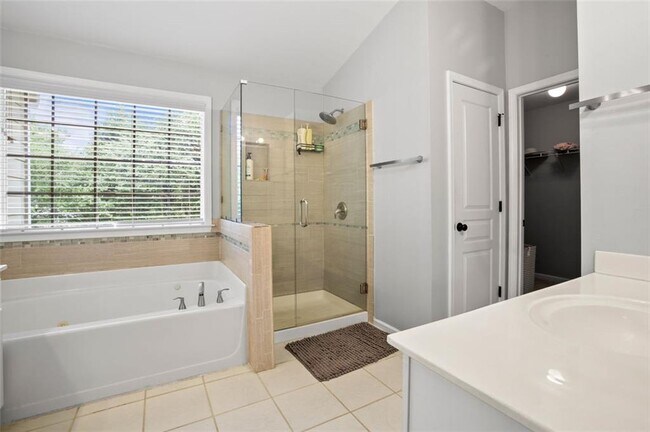 Building Photo - 1000 Great Oaks Dr