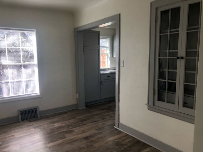 Building Photo - 4 bed 2 bath single family home
