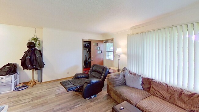 Building Photo - Brick 1 BR 1 BA duplex with hardwood floors in nice residential neighborhood