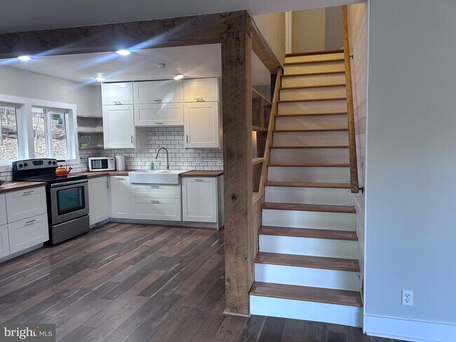 Building Photo - 132 Pinecrest Ln