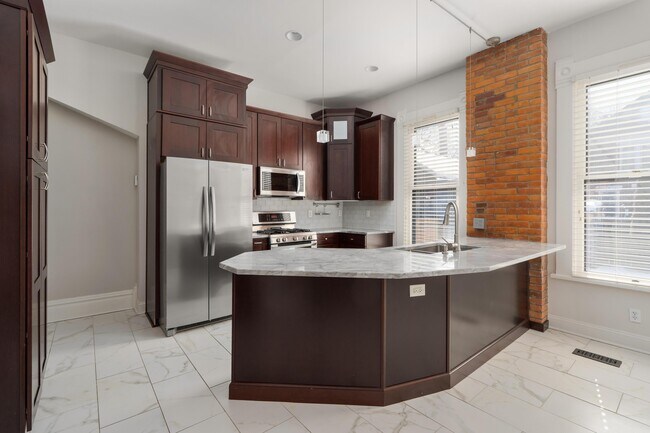 Building Photo - 281 Reinhard Ave