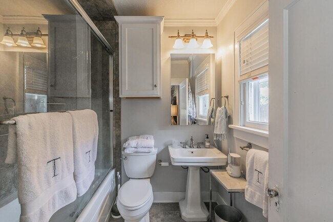 Building Photo - Charming Bungalow - Arlington Heights