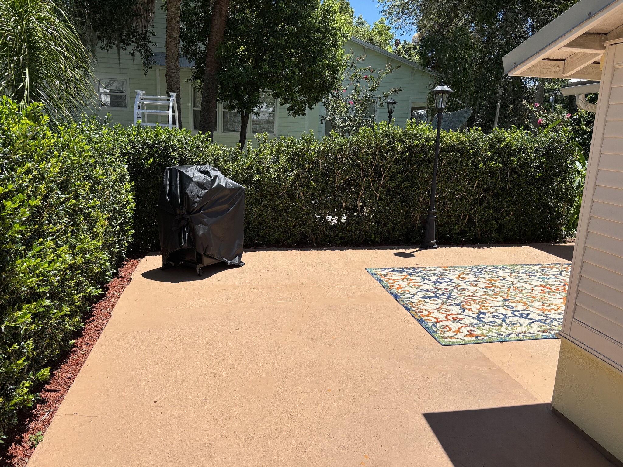 Private concrete patio - 714 Spring St