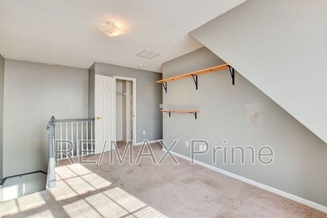 Building Photo - 214 Jouster Way