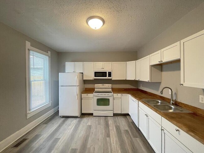 Building Photo - 18 Iowa St