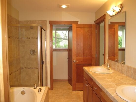 Building Photo - Gorgeous 3 bed/3.5 bath Queen Anne Townhouse!