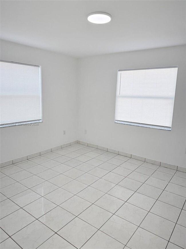 Building Photo - 2645 SW 28th Ct