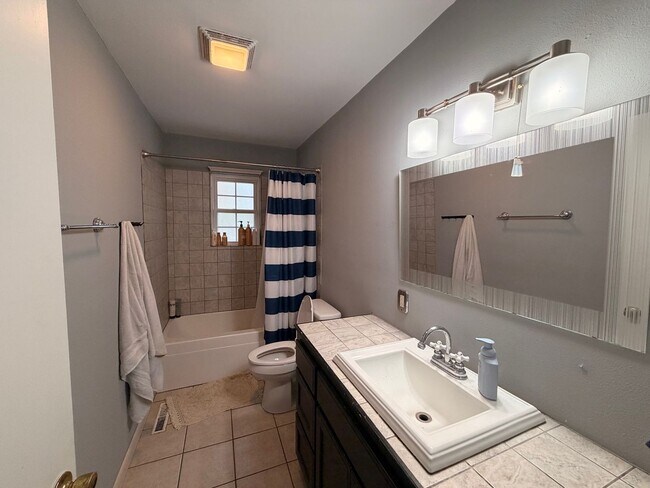 Building Photo - 3 bedroom 2 bath near U of A campus - a must see!