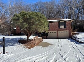 Building Photo - 607 Spruce Ave