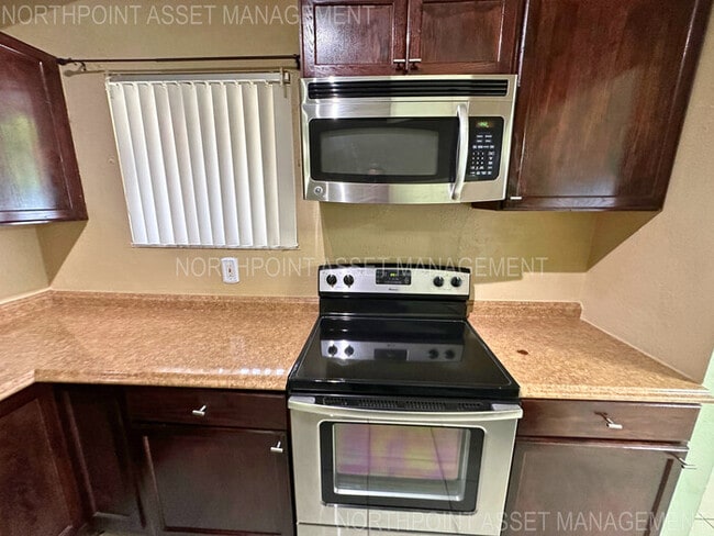 Building Photo - Charming 2-Bed, 2-Bath Home with Fenced Ya...