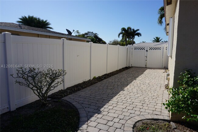 Building Photo - 4857 Alfresco St