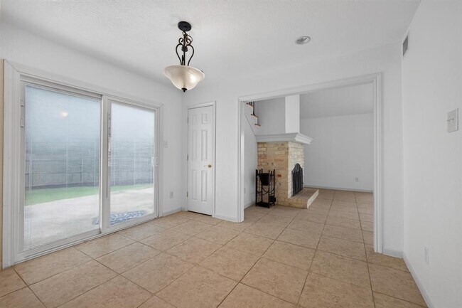 Building Photo - 1202 Knollpark Cir
