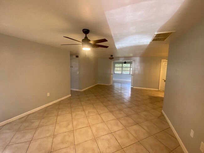 Building Photo - 5601 Elkhorn Blvd