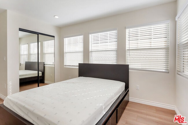 Building Photo - 1419 N Orange Dr