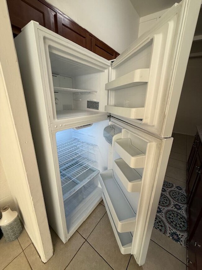 Building Photo - 2 Bed 1 Bath Spacious Apartment