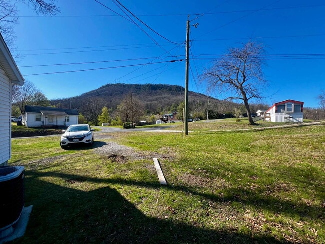 Building Photo - One Bedroom / One Bath Home on Large Lot