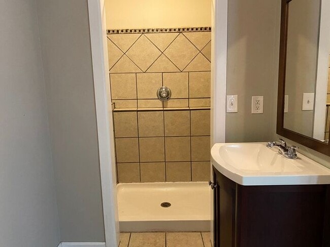 Building Photo - Germantown / Salemtown House for Rent!  2 Beds w/ extra rooms  + 2 full baths!