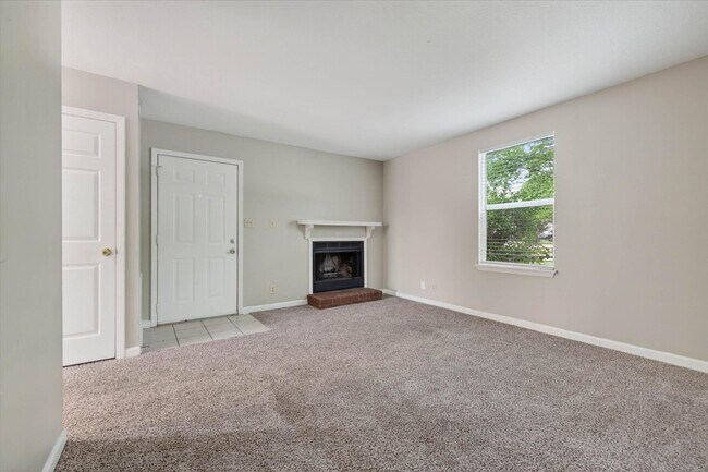 Building Photo - 921 Kingsbury Dr