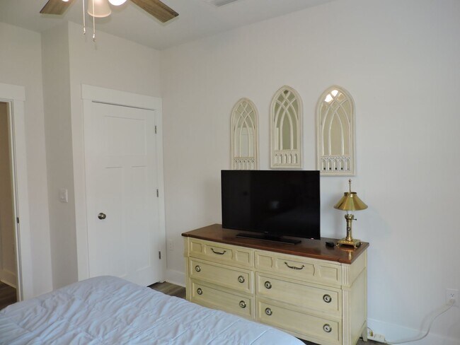 Building Photo - Easy access to shopping, interstate & Navy...