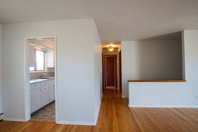 Building Photo - Large Clean Open Hillsdale apartment, Big ...