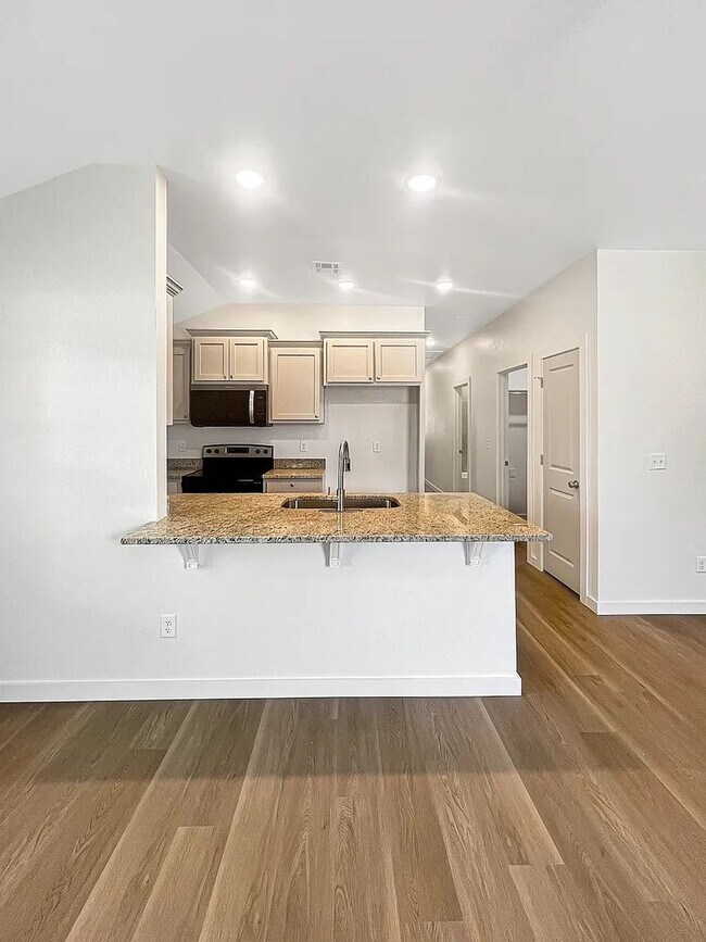 Building Photo - Modern 3-Bedroom Duplex Unit in Lawton