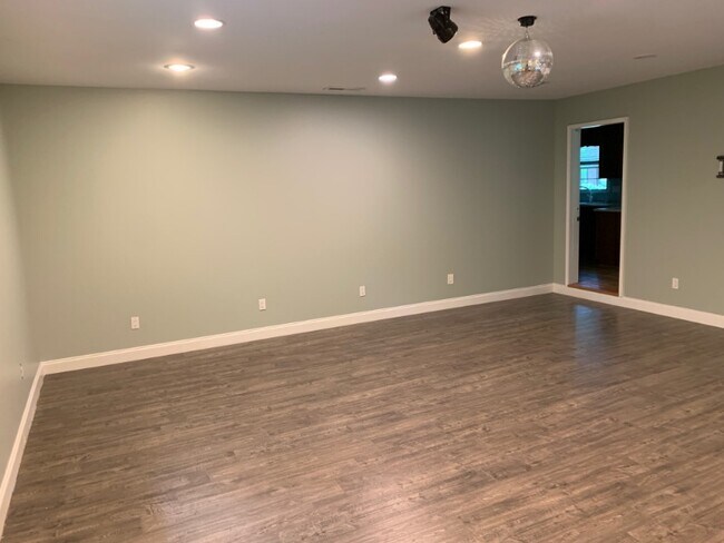 Building Photo - 350 Hollyberry Dr