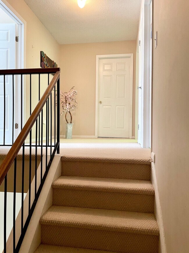 Building Photo - 102 Falcongate Dr