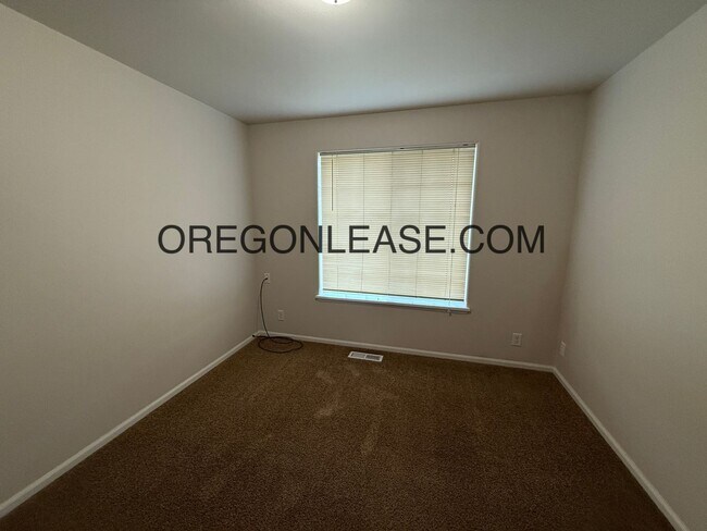 Building Photo - West Eugene 3 bedroom 2 bath home