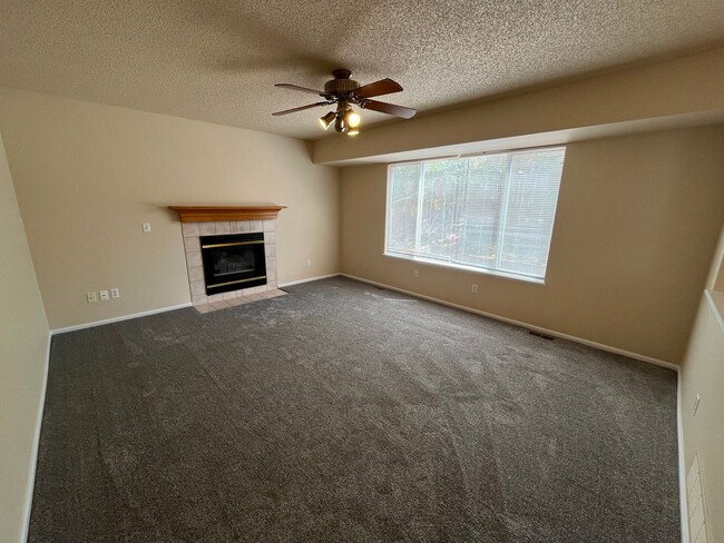 Building Photo - 3 bed/2.5 bath Available now! Milestone RES