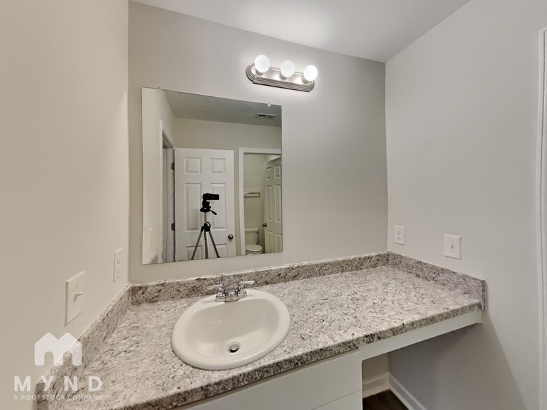 Building Photo - 460 Americana Dr