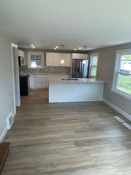 Building Photo - 139 Mayville Ave