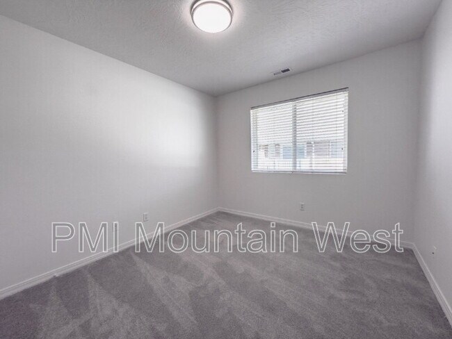 Building Photo - 320 N 500 W