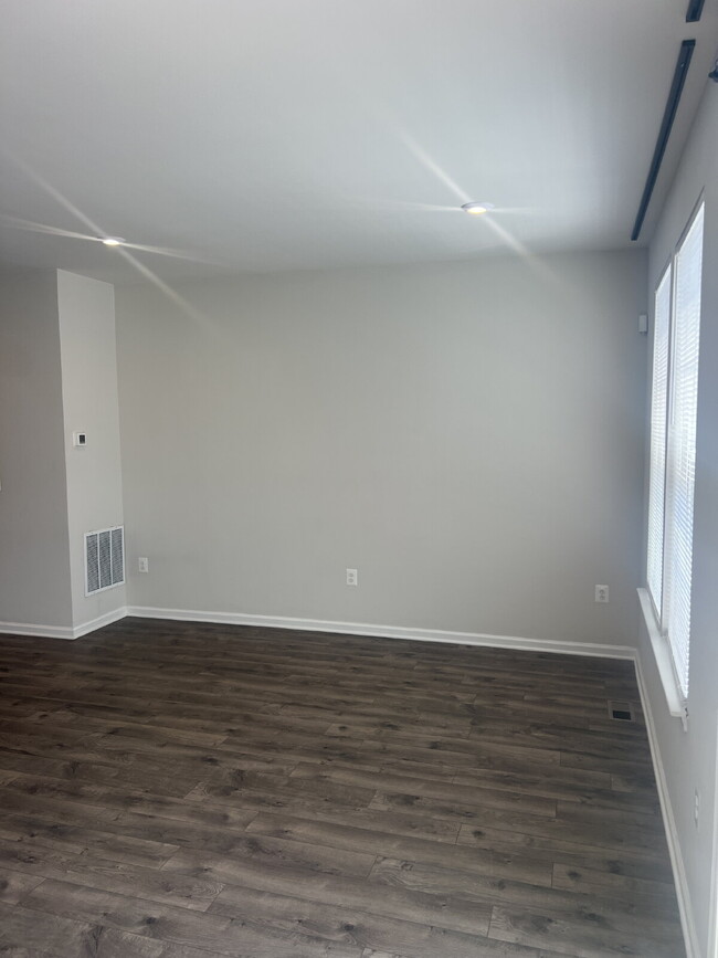 Building Photo - 1833 Sag Harbor Ln